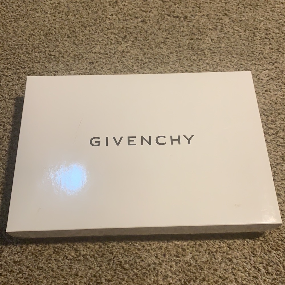 Givenchy towel set - Picture 4 of 4